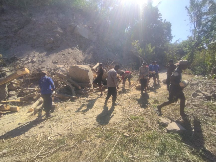 Personel Polri Buka Akses Jalan Terdampak Longsor Menuju Dusun Nitung di Palue