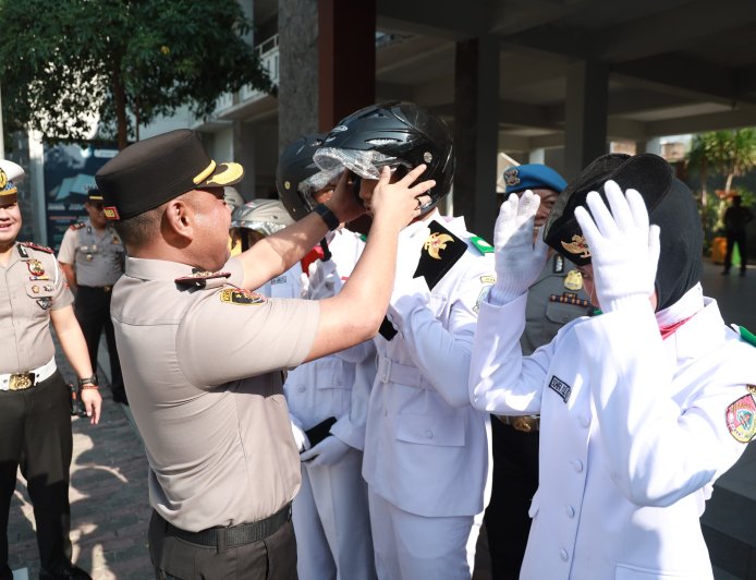 Polisi Bersama Masyarakat: Aksi Simpatik Polres Jember Edukasi Keselamatan Berkendara