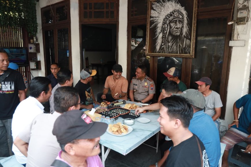 Kapolres Jember Serap Aspirasi Pedagang, Gelar Cangkrukan di Pasar Johar